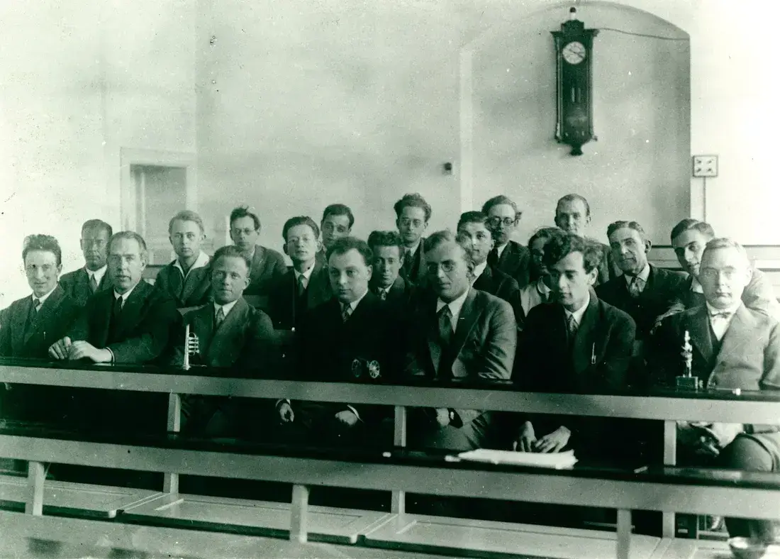 1930daki-Kopenhag-Konferansi-katilimcilari-Niels-bohr-1024x734 3I/ATLAS Çevresindeki Gaz Bulutunda Demir Olmaksızın Hızla Artan Siyanür ve Nikel Üretimi Çeviriler Fizik-Astronomi